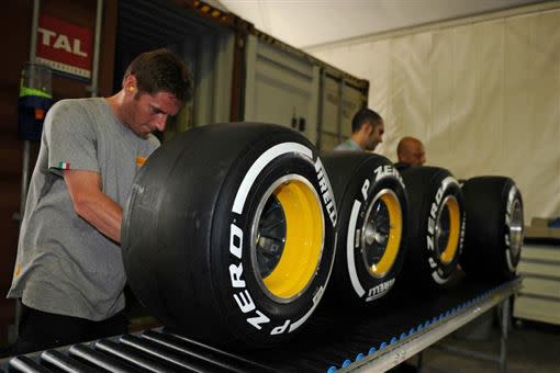 F1賽事取消後，倍耐力只好將輪胎重新卸下，過程會承受相當大的加壓力道。（圖／翻攝自Pirelli FB）