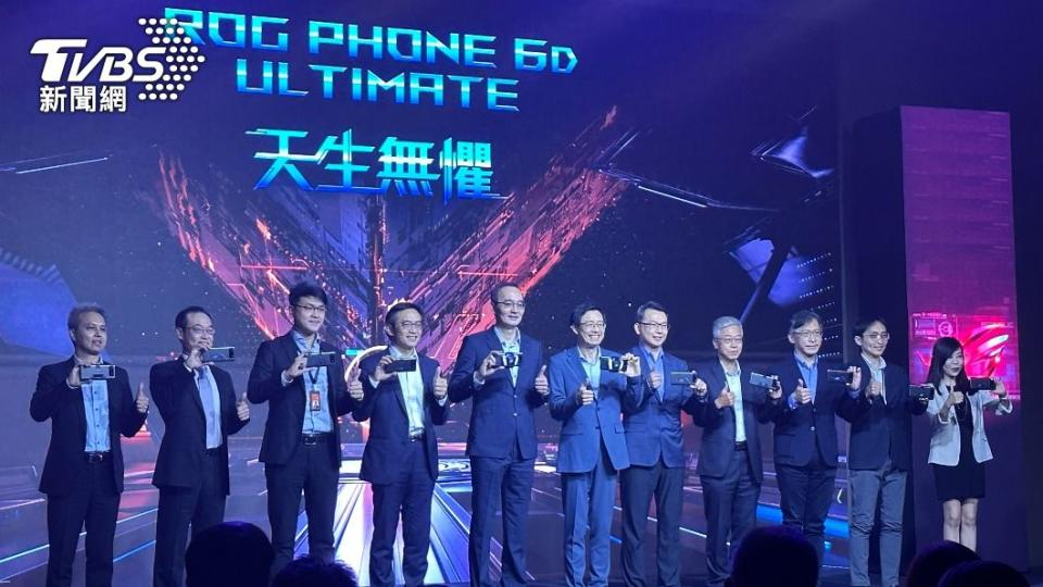 華碩再發表ROG Phone 6D系列。（圖／葉韋辰攝）