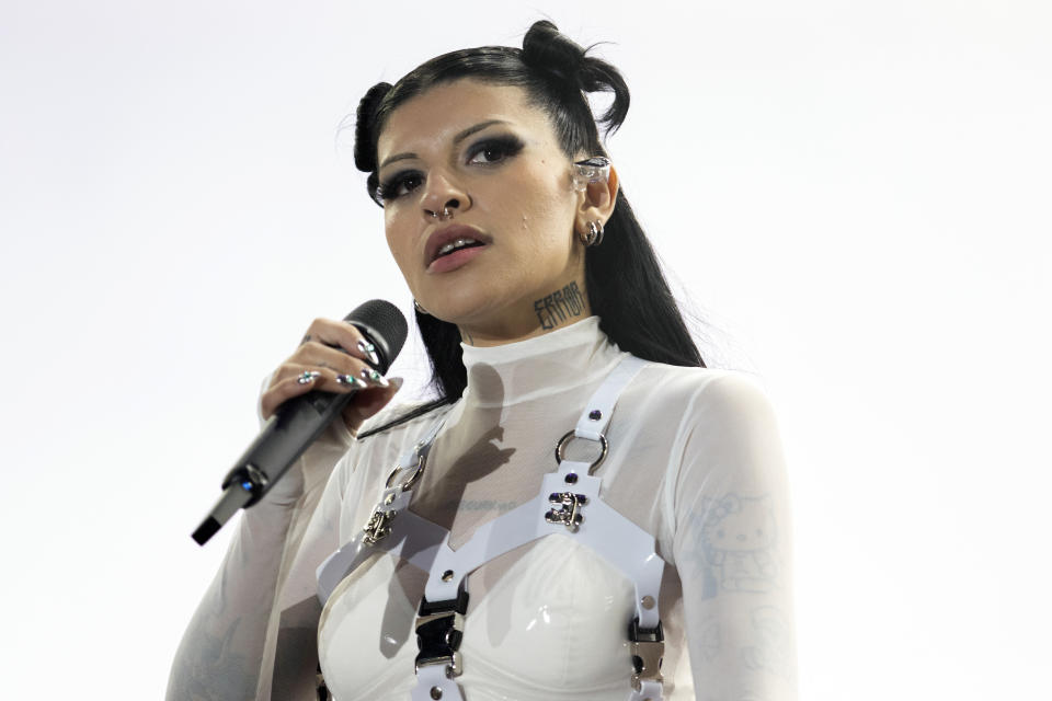 La cantante Cazzu durante su presentación en el festival Coca-Cola Flow Fest en la Ciudad de México el 26 de noviembre de 2022. (Foto AP/Alejandro Godínez)