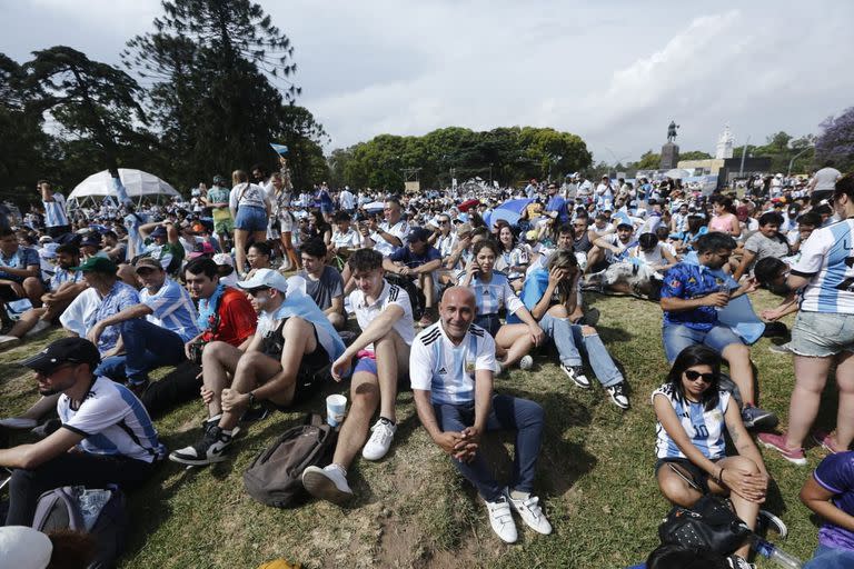 Esperando el comienzo del partido en la Plaza Francisco Seeber en Palermo