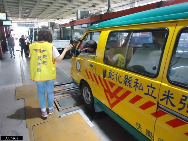 監理站提醒車主，避免連假結束後，車輛大排長龍等候驗車情形，建議多多利用代檢廠服務。（記者方一成攝）