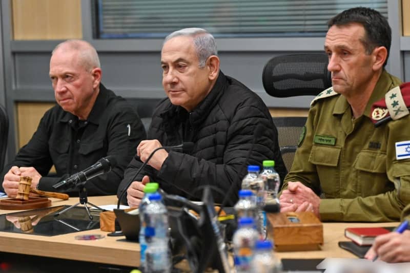 Israeli Prime Minister Benjamin Netanyahu (C) meets with Minister of Defense Yoav Gallant (L) and IDF Chief-of-Staff Herzi Halevi for a security assessment. Kobi Gideon/GPO/dpa