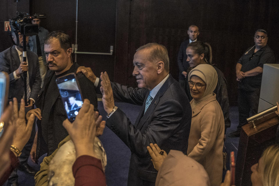 Mujeres muestran su apoyo al presidente turco, Recep Tayyip Erdogan, en un evento político del AKP en Estambul, el viernes 26 de mayo de 2023. (Sergey Ponomarev/The New York Times)
