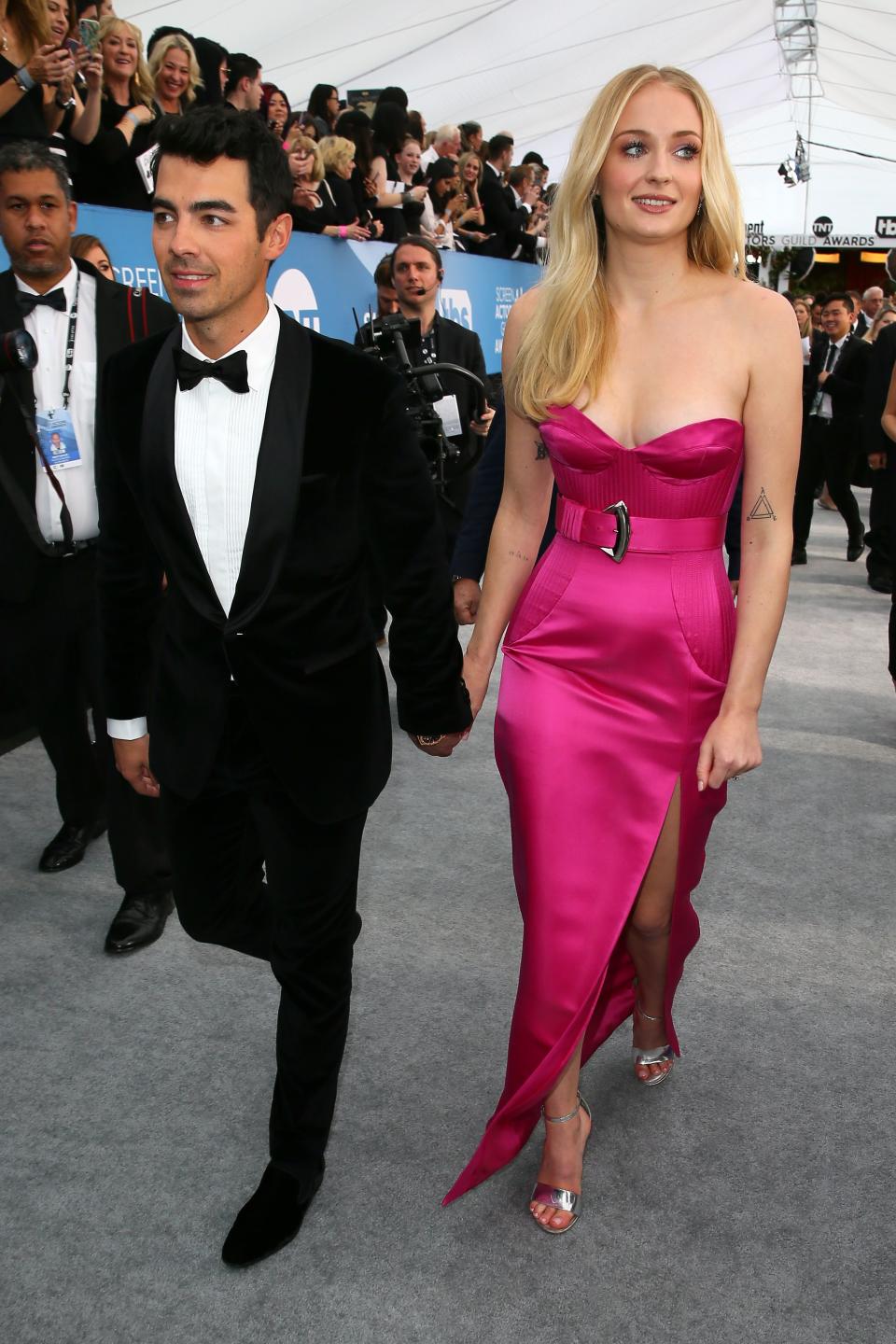 English actress Sophie Turner (R) and US musician Joe Jonas arrive for the 26th Annual Screen Actors Guild Awards at the Shrine Auditorium in Los Angeles on January 19, 2020. (Photo by Jean-Baptiste Lacroix / AFP) (Photo by JEAN-BAPTISTE LACROIX/AFP via Getty Images)