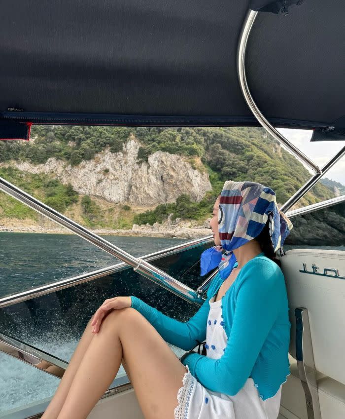 Jennie shares photos of her enjoying her time in Capri Island