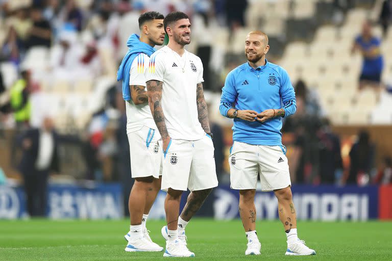 Leandro Paredes, Alejandro Gómez y Rodrigo De Paul de Argentina inspeccionan el campo antes del partido final de la Copa Mundial de la FIFA Qatar 2022 entre Argentina y Francia en el Estadio Lusail el 18 de diciembre de 2022