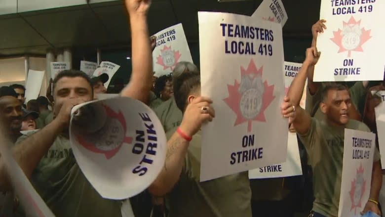 700 baggage handlers, ground crew workers go on strike at Pearson airport