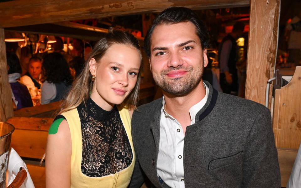 Zwischen Jimmy Blue Ochsenknecht - hier mit Freundin Laura Marie Geissler auf dem Oktoberfest - und seiner Familie herrscht Eiszeit. (Bild: 2022 Hannes Magerstaedt/Hannes Magerstaedt)