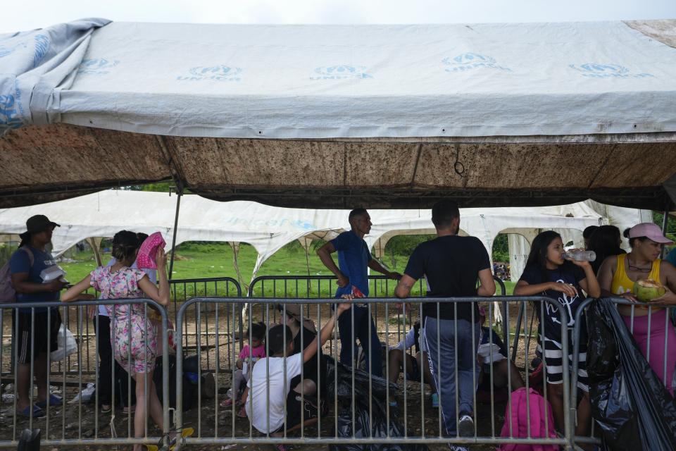 Migrantes que viajan hacia el norte llegan a un campamento después de un trayecto en bote, el viernes 6 de octubre de 2023, en Lajas Blancas, en la provincia de Darién, Panamá, después de cruzar el Tapón del Darién desde Colombia. (AP Foto/Arnulfo Franco)