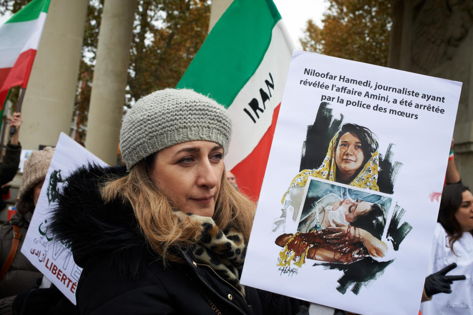 Eine Frau verweist bei einer Demonstration im französischen Toulouse auf die Inhaftierung von Niloofar Hamedi. (Bild: Alain Pitton/NurPhoto via Getty Images)