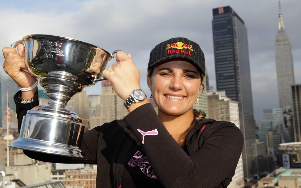 Lexi Thompson posa con el trofeo por ganar el Navistar LPGA Classic con 16 años