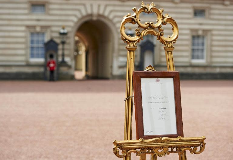 A Royal bulletin, announcing that Catherine, Duchess of Cambridge, has given birth to a baby girl, stands on an easel on the forecourt of Buckingham Palace in London on May 2, 2015