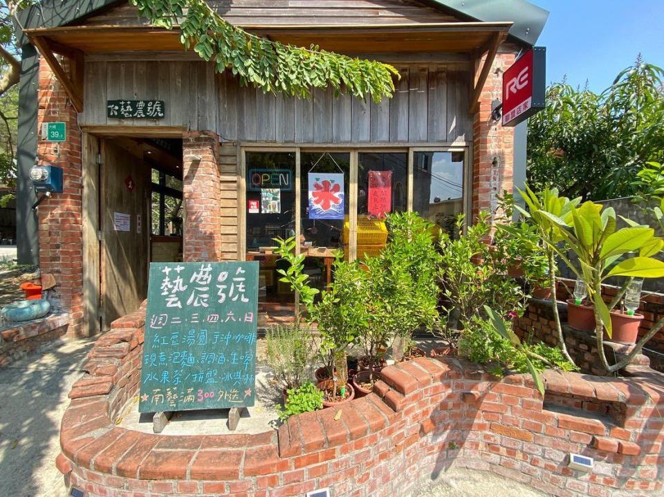 共有471家餐廳旅館等店家參與台南永續旅遊計畫，圖為文創展售據點藝農號。（台南觀旅局提供）