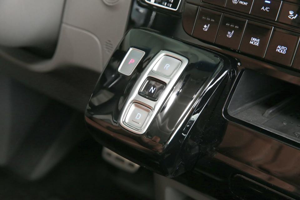 懸浮式排檔座配置SWB按鍵式電子線傳排檔及EPB電子式手煞車、Auto Hold自動駐車，操作便捷也省去傳統排擋桿佔去的空間。