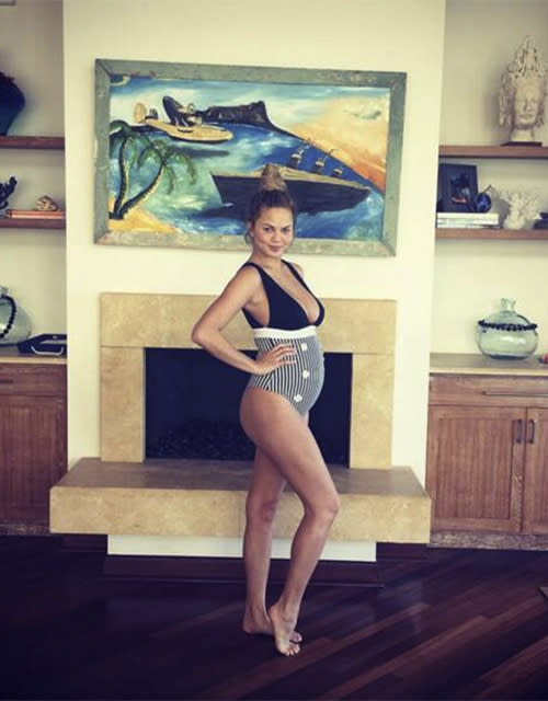 Chrissy Teigen enceinte en maillot de bain