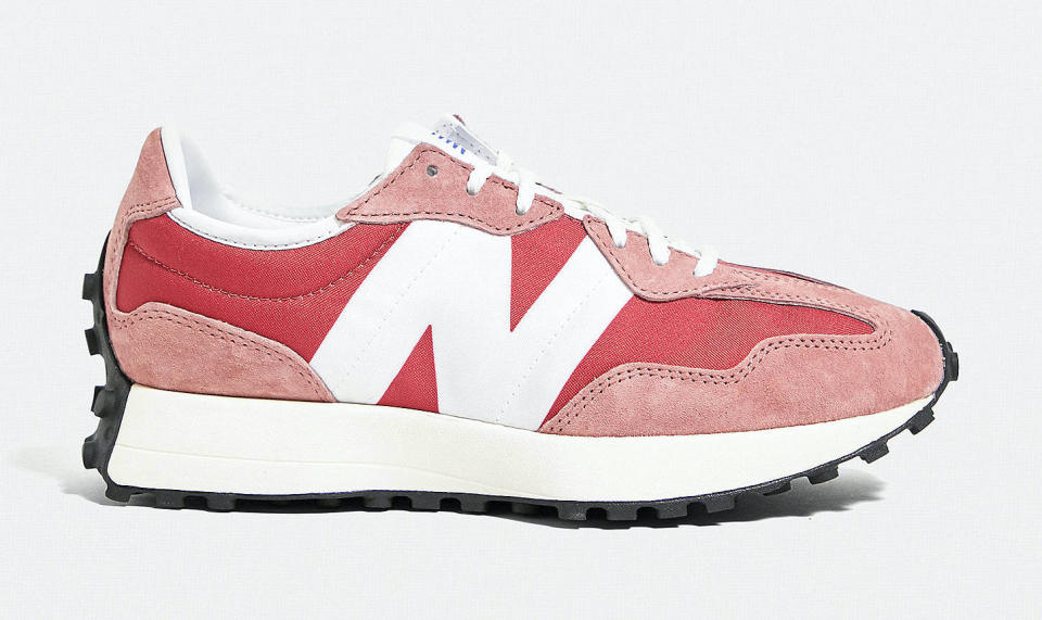 New Balance 327 rouge (Urban Outfitters)