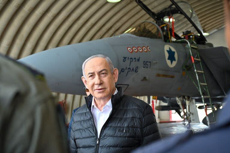 El primer ministro israelí, Benjamin Netanyahu, visita la Base Aérea de Tel Nof, el 11 de abril de 2024.