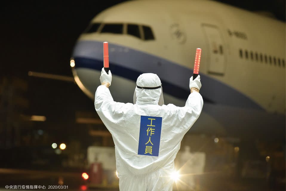 第2批湖北類包機搭載231名旅客及14名機組員於晚間9點21分返抵桃園機場，不過有２人出現發燒和咳嗽的症狀。   圖：翻攝衛福部臉書