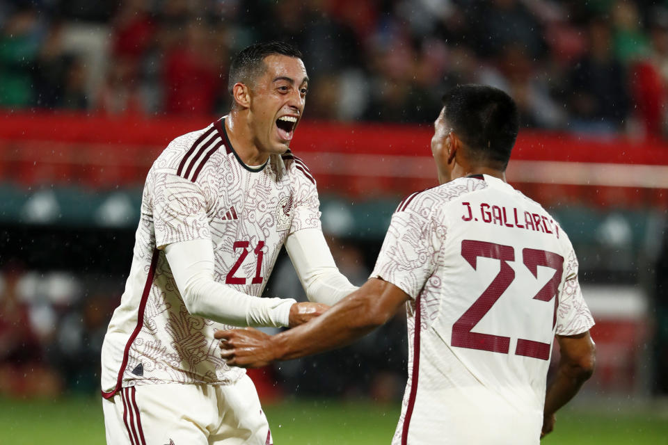 Jesús Gallardo (derecha) celebra con Rogelio Funes Mori luego de anotar el tercer gol de México en un amistoso ante Iraq en Girona, España, el miércoles 9 de noviembre de 2022. (AP Foto/Joan Monfort)