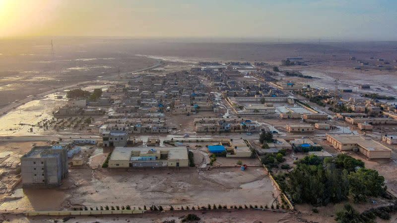 Vista general de las aguas que cubren la zona tras el paso de una fuerte tormenta y lluvias torrenciales por Al-Mukhaili