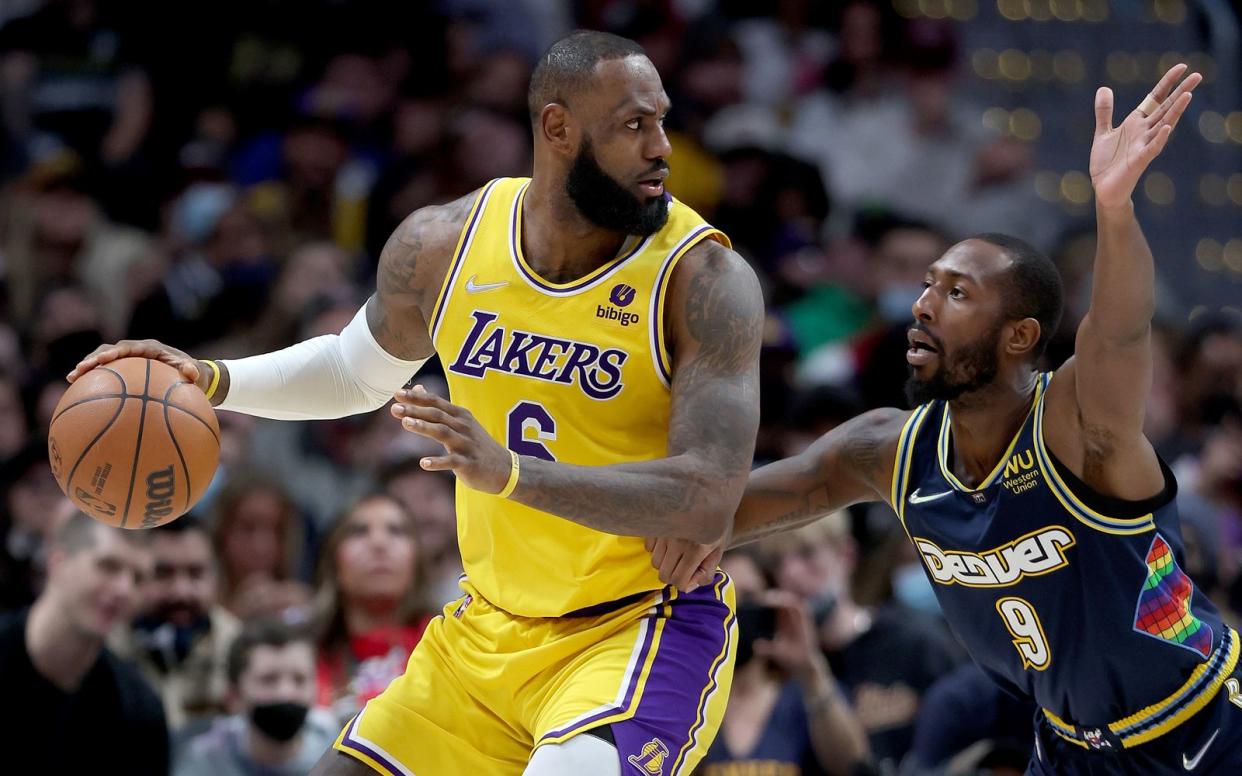 Apple steigt möglicherweise bald in den Bieterkampf um Übertragungsrechte für Live-Sport ein. Unter anderem soll sich der Tech-Gigant für die Basketball-Liga NBA mit Superstar LeBron James (links) interessieren. (Bild: Getty Images / Matthew Stockman)