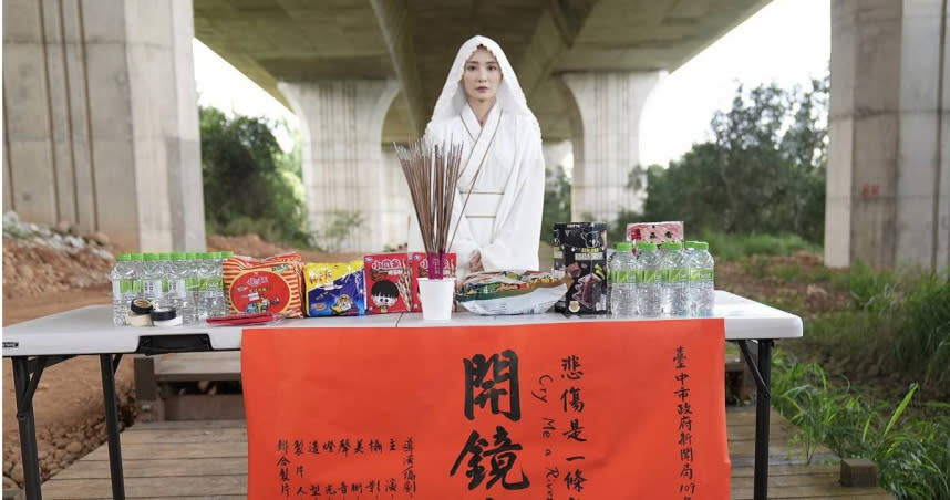 李亦捷在短片《悲傷是一條乾枯的河》飾演孝女白琴。（圖／那裡有光電影有限公司）