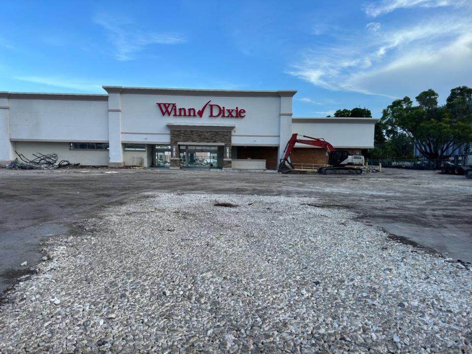 El Winn-Dixie de 5850 SW 73 St., en South Miami, estaba siendo derribado el 21 de julio de 2023 para darle paso a un complejo de apartamentos propuesto. La tienda de comestibles había estado en el vecindario desde 1962.