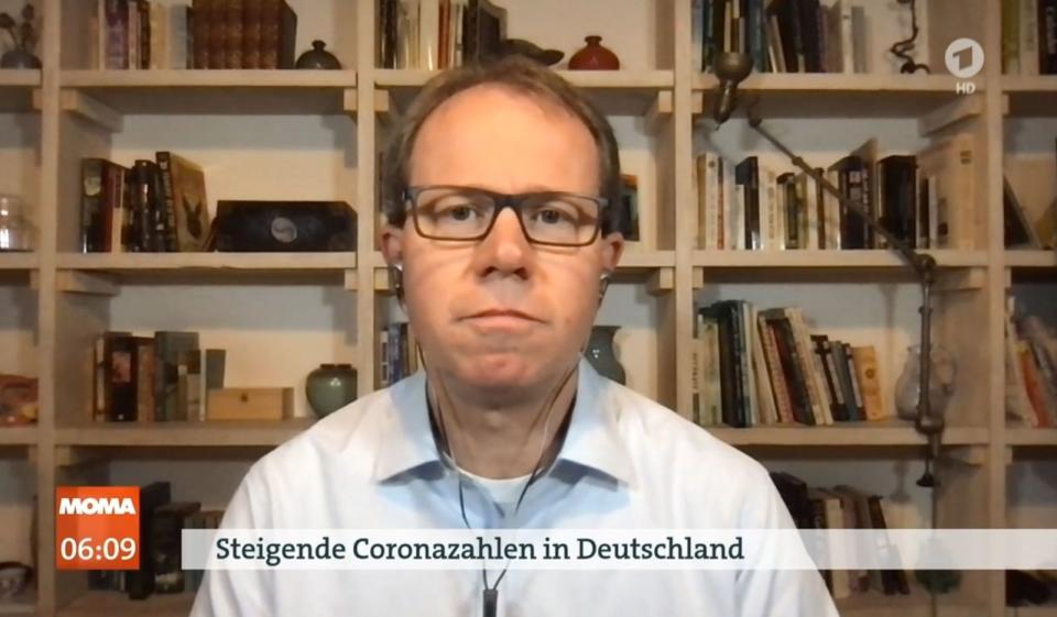 "Die Nebenwirkungen der Impfung treten immer direkt nach der Impfung auf", erklärte der Immunologe Carsten Watzl Kimmichs Bedenken zu Langzeitschäden im ARD-"Moma" für unbegründet. Von einem "Missverständnis", sprach Watzl, welches nach wie vor in den Köpfen vieler Menschen "herumgeistere". (Bild: ARD)