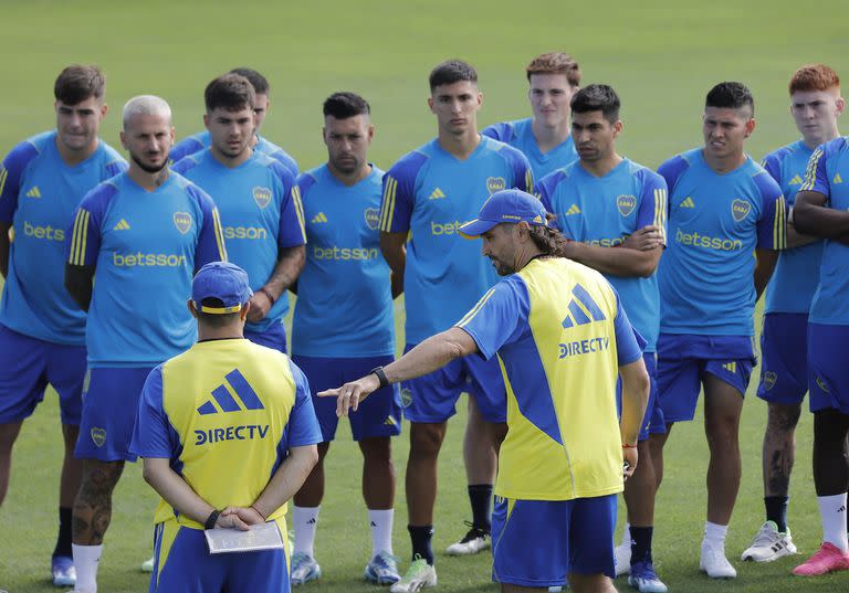 Diego Martínez, flamante entrenador de Boca, en una de sus primeras prácticas al frente del equipo xeneize