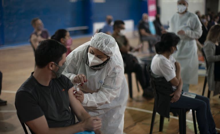 Vacunación en un gimnasio en las afueras de Buenos Aires, el viernes 9 de julio de 2021