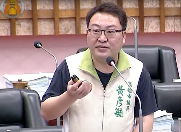 圖：市議員黃彥毓關係道路施工告示牌不明確恐發生意外，要求相關單位要有明確規範。（翻攝高市議會）