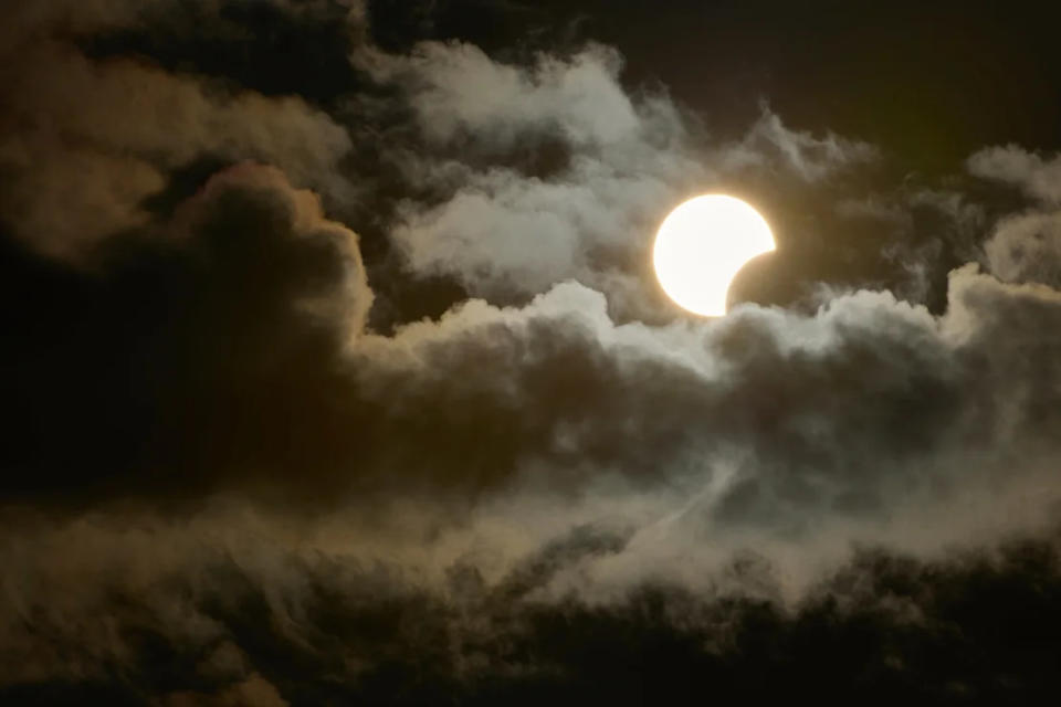 Se ve un eclipse solar parcial entre las nubes desde Socorro en Sao Paulo, Brasil, el 14 de octubre de 2023. Igor do Vale/Sipa/AP