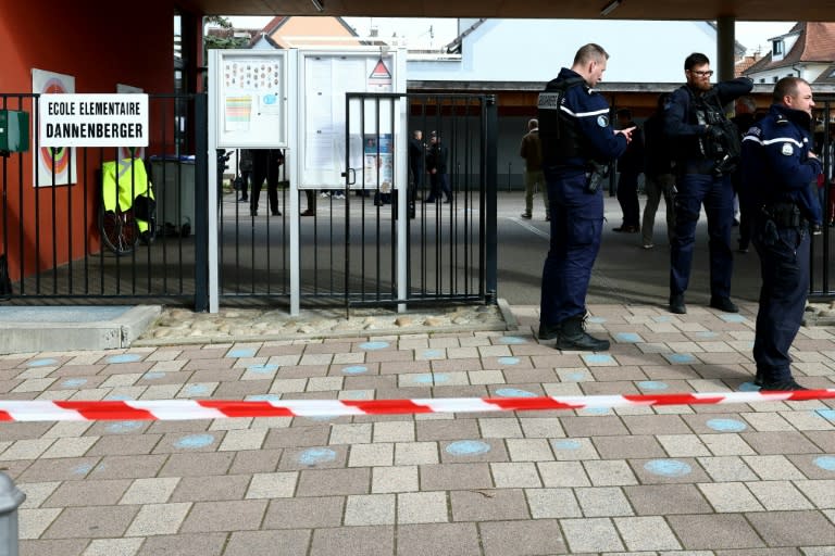 Des gendarmes devant l'école de Souffelweyersheim, dans le Bas-Rhin, le 18 avril 2024 (FREDERICK FLORIN)