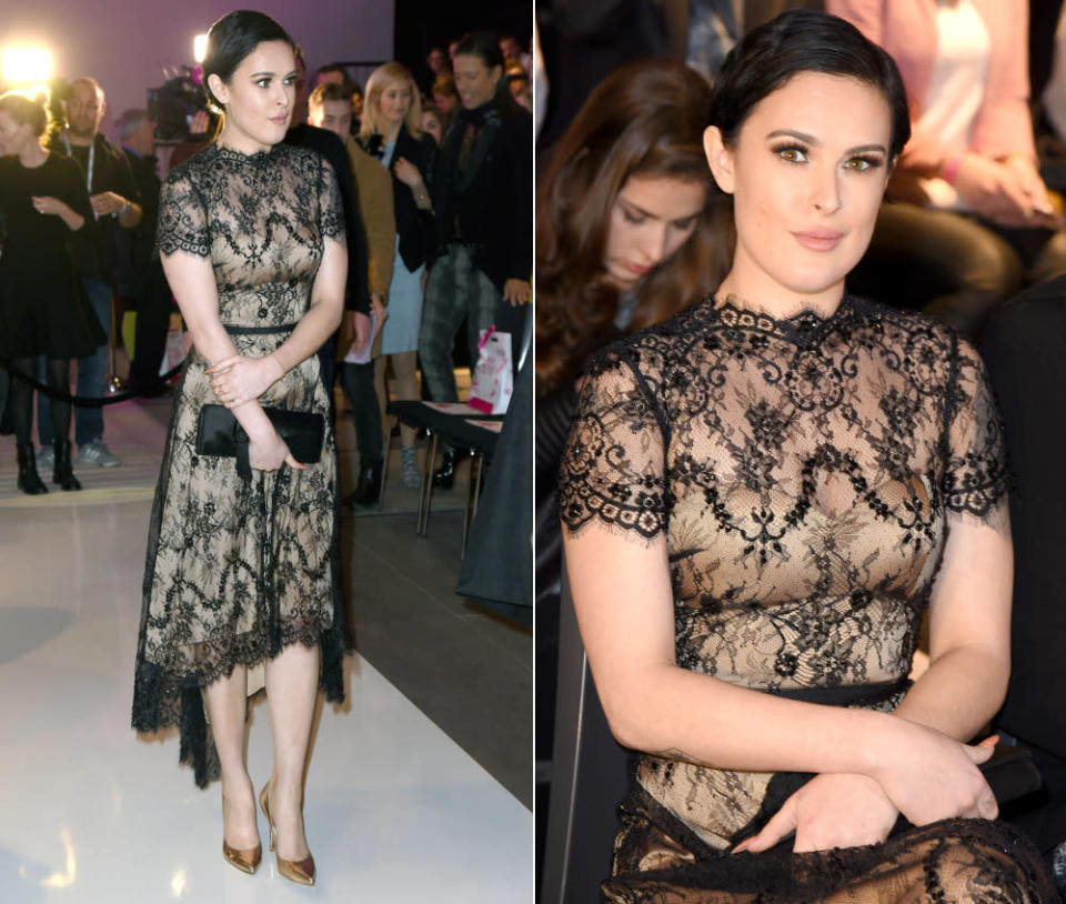 Glamourös und ladylike zeigte sich Rumer Willis auf der Berliner Fashion Week in ihrer Spitzenrobe mit champagnerfarbenem Unterkleid und goldfarbenen High-Heels. (21. Januar 2016, Bilder: WENN)