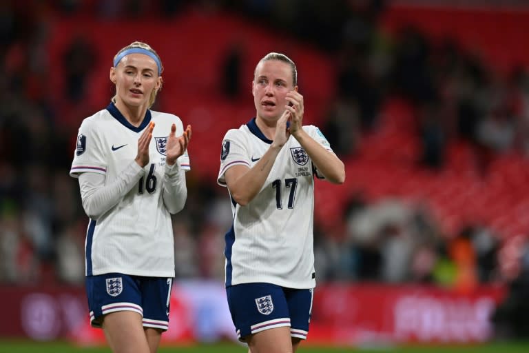 La futbolista internacional inglesa Beth Mead (centro), que sufrió una lesión de ligamento cruzado anterior, aplaude junto a una compañera tras un partido contra Suecia, el 5 de abril de 2024 en el estadio de Wembley, Londres. (Glyn KIRK)