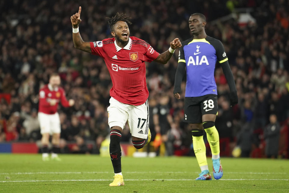 Fred, del Manchester United, festeja tras anotar ante Tottenham, el miércoles 19 de octubre de 2022 (AP Foto/Dave Thompson)