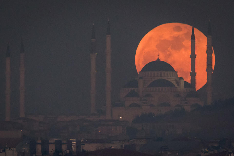 <p>A super blue blood moon rises behind the Camlica Mosque in Istanbul, Turkey on January 31, 2018. The ‘Super Blue Blood Moon’ is a rare ‘lunar trifecta’ event in which the Moon is at its closest to the Earth, appearing slightly bigger and about 14 percent brighter than usual, and is simultaneously a ‘blue moon’, the second full moon in the same month, and in total lunar eclipse or ‘blood moon’. Such a lunar event hasn’t been seen since 1866. Photo from Chris McGrath/Getty Images. </p>