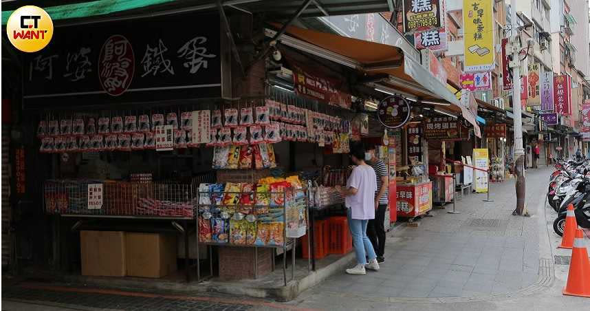 雙北疫情嚴重淡水捷運站及老街周邊人潮稀少。（圖／記者林士傑攝）