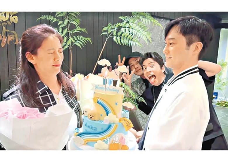 Chilam捧着蛋糕冧靚靚，劉愷威及王大陸在身後搶鏡。