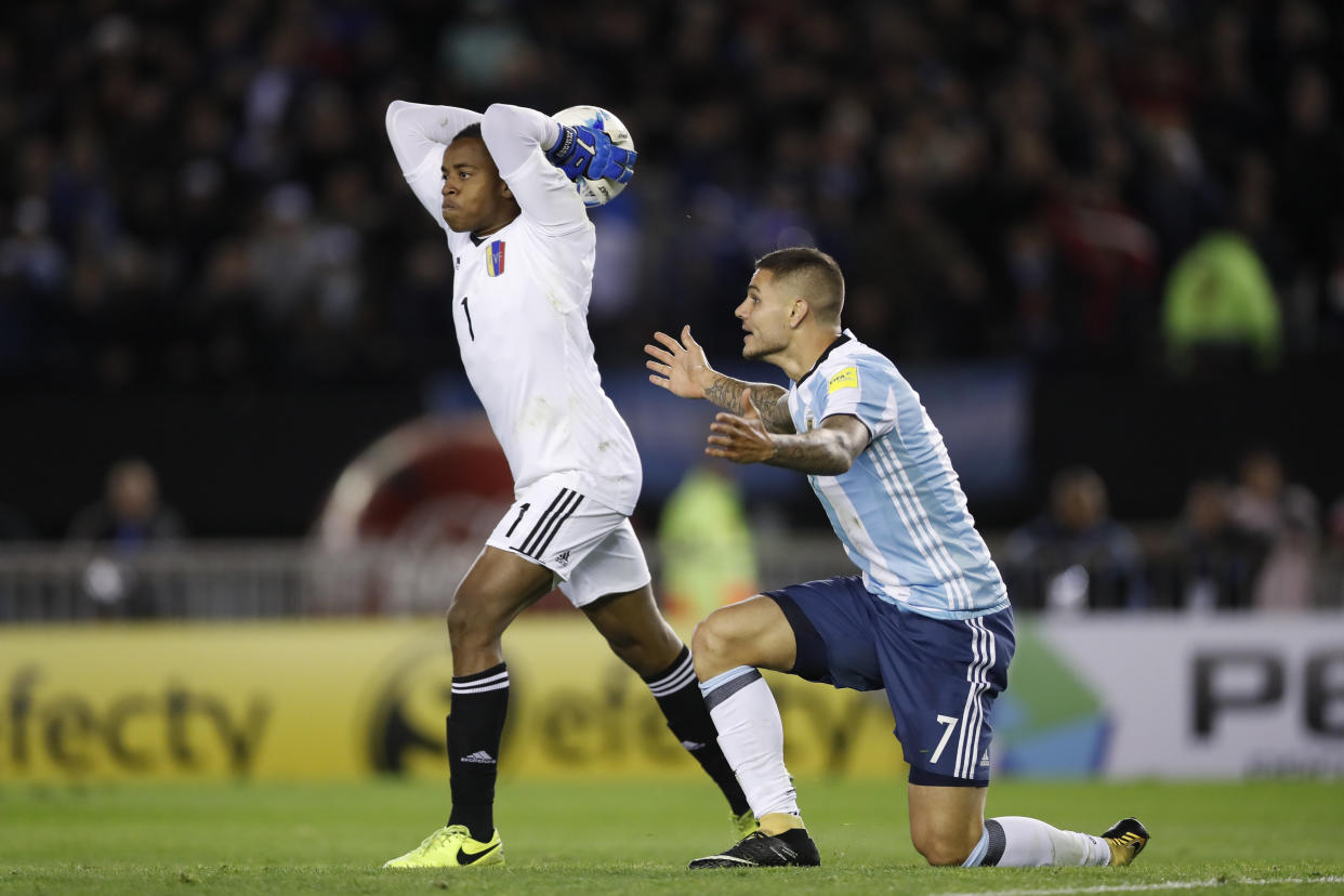 BAS05. BUENOS AIRES (ARGENTINA), 05/09/2017.- El jugador Mauro Icardi (d) de Argentina disputa el balón con el jugador Wuilker Fariñez (i) de Venezuela hoy, martes 5 de septiembre de 2017, durante el partido entre Argentina y Venezuela por las eliminatorias sudamericanas al Mundial Rusia 2018, en el Estadio Monumental de Buenos Aires (Argentina). EFE/David Fernández