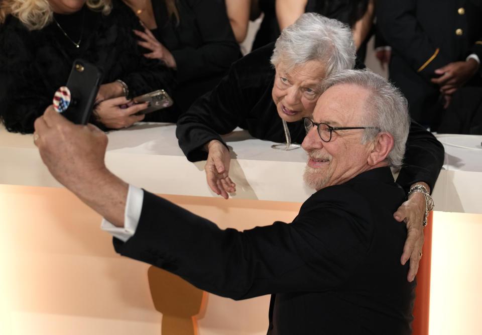 Steven Spielberg posa para una selfie con una fan en la alfombra de los Oscar el domingo 12 de marzo de 2023 en el Teatro Dolby en Los Angeles. (Foto AP/John Locher)