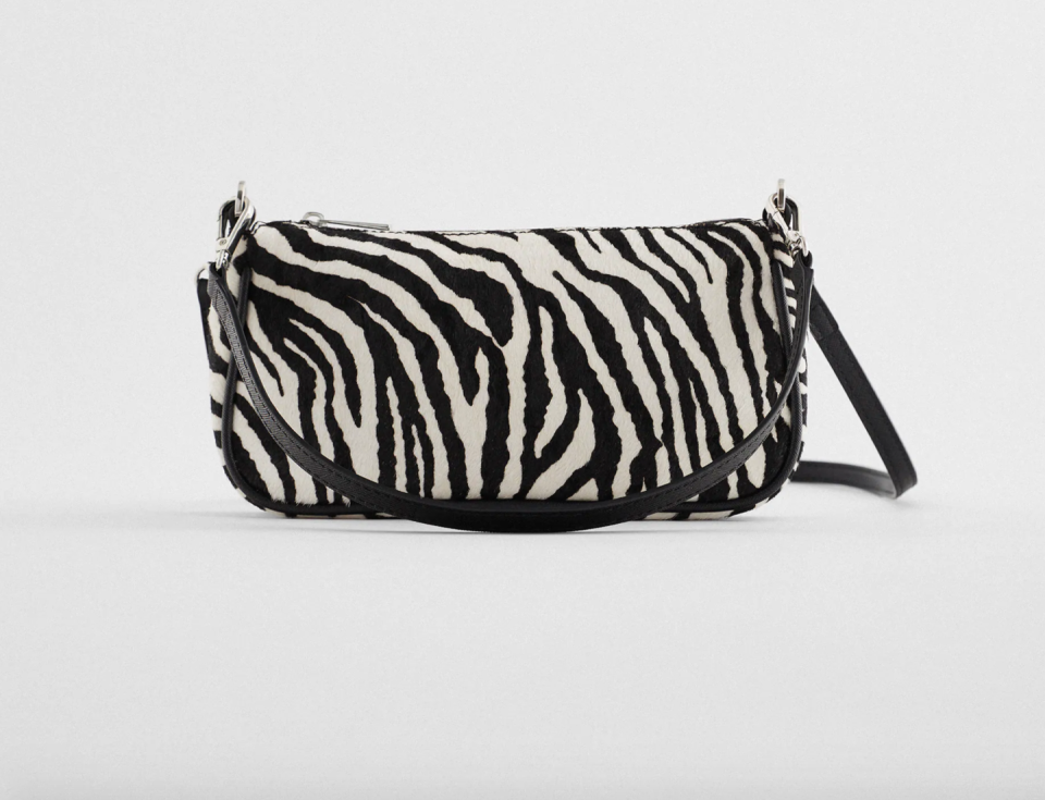 Bolso con estampado animal de Zara (Precio: 45,95 euros).