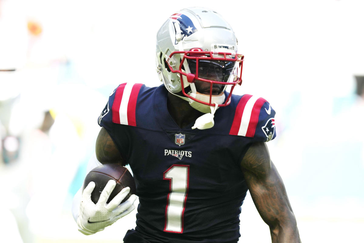 New England Patriots quarterback Bailey Zappe shows touch on 22-yard  back-shoulder loft to wide receiver DeVante Parker