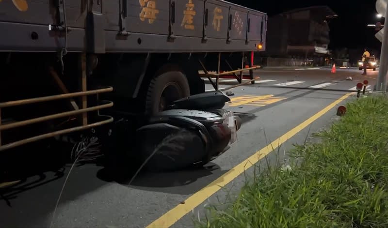 台東市南島大道和志航路口2日清晨發生車禍，一輛機車卡在大貨車底。（中央社）
