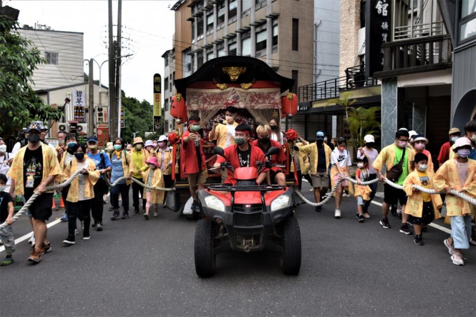 西拉雅夏日慶典「關子嶺山車祭」七月廿二日下午於警光山莊前登場。（記者翁聖權攝）