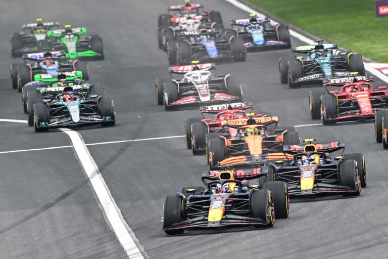 Max Verstappen, imponente desde el semáforo hasta la bandera a cuadros; el neerlandés ganó en Shanghái y estiró a 25 puntos la diferencia en el mundial de Pilotos sobre su compañero Sergio Checo Pérez