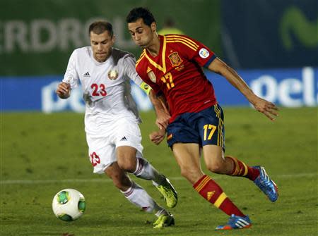 Spain's Alvaro Arbeloa (R) and Belarus' Timofei Kalachev challenge for the ball during their 2014 World Cup qualifying soccer match at Son Moix stadium in Palma de Mallorca October 11, 2013. REUTERS/Enrique Calvo