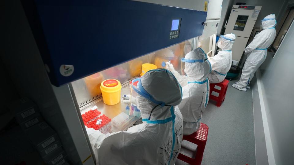 Mitarbeiter arbeiten in einem temporären Labor für Nukleinsäure-Tests im Nanjing-Bahnhof in der Hauptstadt der ostchinesischen Provinz Jiangsu.