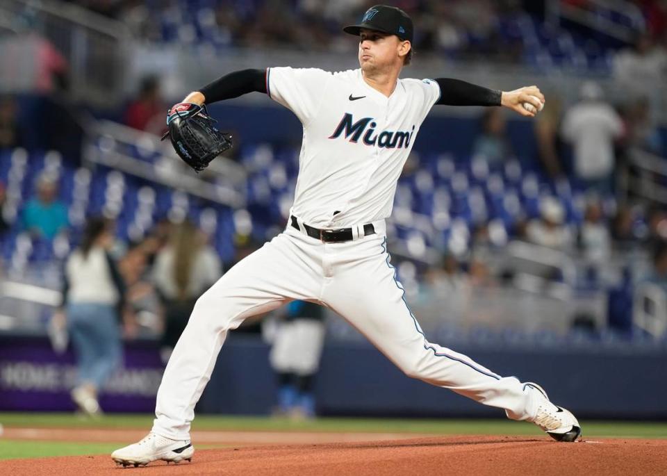 El abridor de los Marlins Braxton Garrett lanza en el primer innig del partido ante los Gigantes de San Francisco, celebrado el 5 de junio de 2022 en Miami.