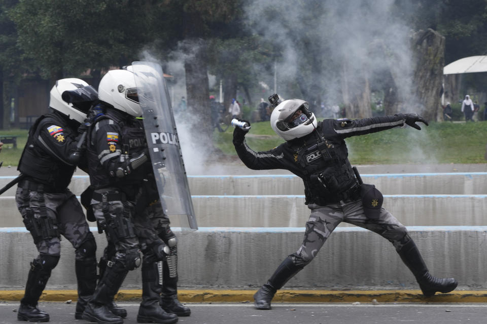 La policía arroja gas lacrimógeno a los manifestantes durante una protesta contra el gobierno del presidente Guillermo Lasso en Quito, Ecuador, el martes 21 de junio de 2022. (AP Foto/Dolores Ochoa)